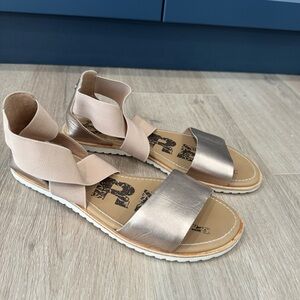Sorel women’s Ella sandals. Size 9.  Gold.